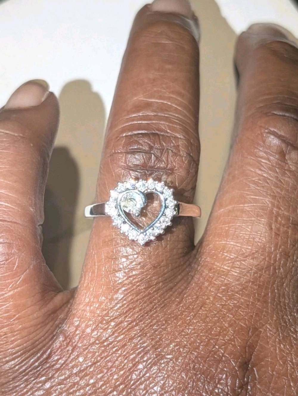 Stunning Women's 925 sterling silver Cubic zirconia heart Shaped ring sz 9